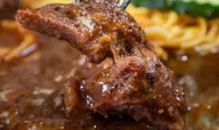 牛排怎么吃刀叉怎么拿（牛排怎么吃刀叉怎么拿照片）