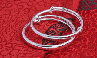 银手镯为什么会变黑(银手镯为什么会变黑怎么清洗)