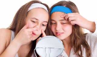 闭口粉刺形成的原因（夏季闭口粉刺形成的原因）