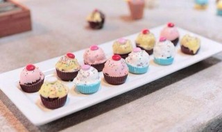 一句话美食心情说说（一句简单晒美食的句子）