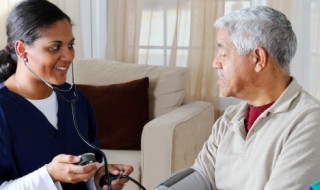 测量血压的正确方法 测量血压的正确方法左手还是右手