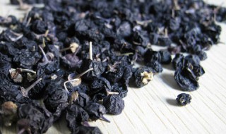 黑枸杞真假怎样辨别 假黑枸杞泡水后图片 真假 对比