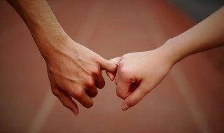 怎样哄女生开心（怎样哄女生开心不生气）