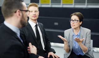 面试人问缺点是什么怎么回答（面试 问缺点）