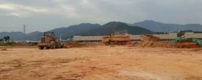 平整场地是指（平整场地是指建筑场地挖、填土方厚度在( 以内及找平）