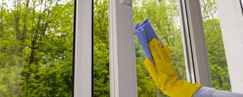 洗洁精加什么擦玻璃干净（洗洁精加什么擦玻璃干净透亮）
