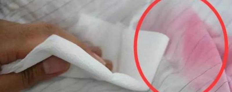 衣服褪色怎么洗才能不褪色（深色衣服褪色怎么洗才能不褪色）