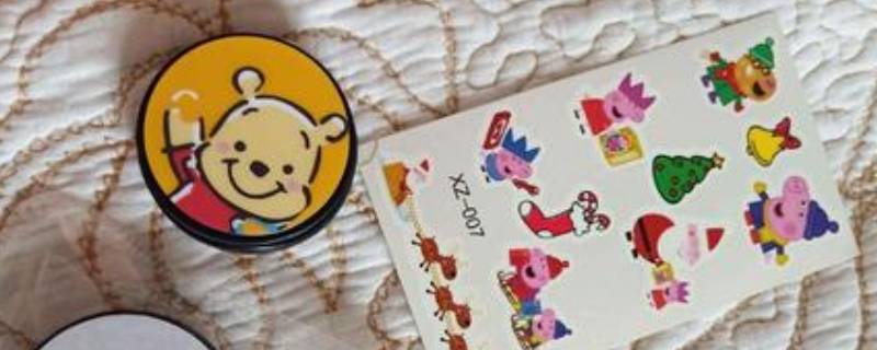 贴纸贴在桌上很难撕掉怎么办（贴贴纸粘在桌上撕不掉怎么去掉）