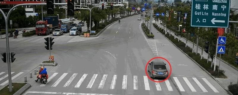 y型路口2个红绿灯看哪个（y型路口两个红绿灯）