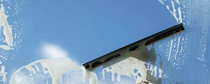 用什么水擦玻璃又亮又干净 用什么方法玻璃擦的又干净又亮