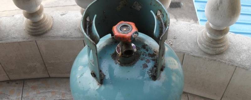 煤气罐着火正确的扑救方法是（家用煤气罐发生火灾应该先灭火）