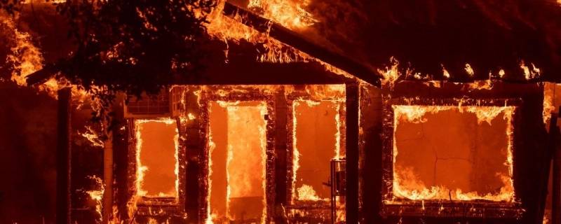 当遇到火灾时要迅速向什么逃生（当遇到火灾时要迅速向什么逃生a）