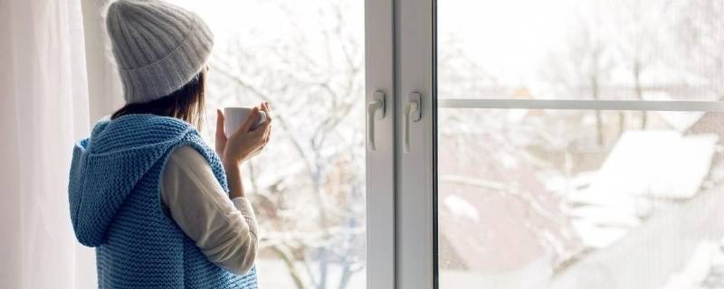 冬天窗户周围发霉是什么原因 冬天窗户周围发霉怎么办有危害吗