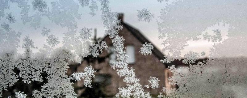 窗户里面结冰怎么解决啊（窗户上结冰怎么办）