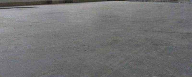 水泥地面上的白碱怎么处理（水泥地面起碱怎么处理方法）