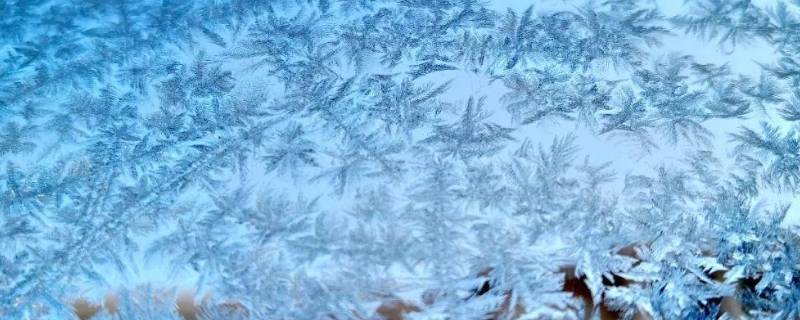 冬天的窗花是在里面还是外面（冬天里的窗花是怎么形成的）