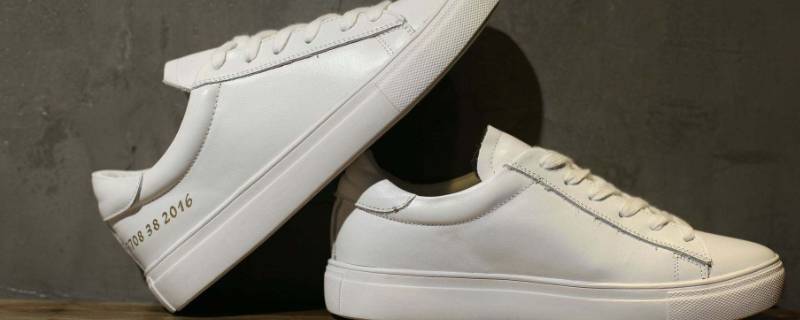 小白鞋脏了如何清理干净（洗白鞋子的小窍门苏打）