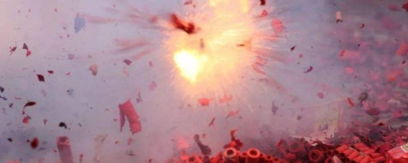 观看爆竹时应至少远离燃火点多少米 观看爆竹烟花时应至少远离燃火点多少米之外