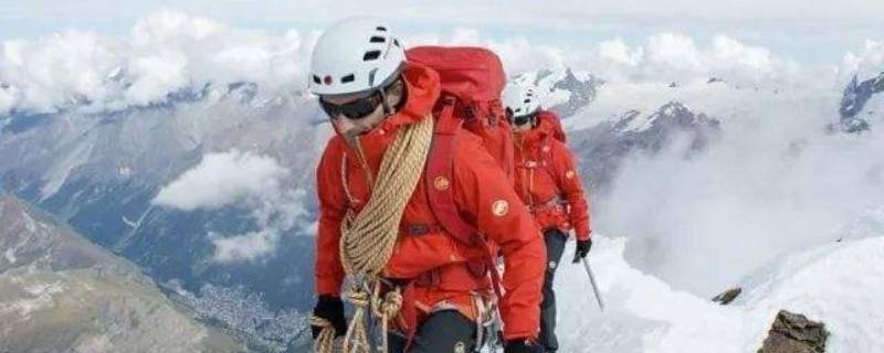 冲锋衣可以用滚筒洗衣机洗吗 冲锋衣可以用滚筒洗衣机洗吗怎么洗