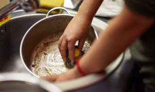 不锈钢锅保养首次使用（不锈钢锅保养首次使用注意什么）