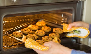 新烤箱首次使用如何保养（新烤箱首次使用如何保养呢）