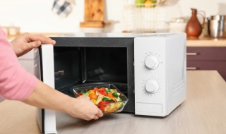 微波炉里面能放塑料吗（微波炉里面可以放塑料吗?）