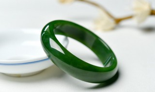 如何挑选玉手镯（如何挑选玉手镯尺寸）