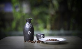 白酒放冰箱里还能喝吗（白酒放冰箱里还能喝吗）