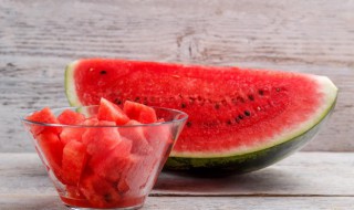 西瓜可以放冰箱过夜吗（切成块的西瓜可以放冰箱过夜吗）