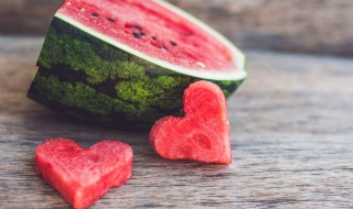 冰箱放西瓜盖保鲜膜吗（西瓜盖保鲜膜放冰箱会怎么样）