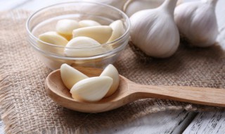 蒜能放冰箱里冷藏吗 蒜可以放在冰箱里冷藏吗
