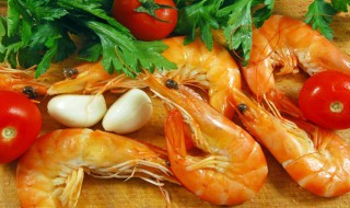 活虾怎么处理下边虾线（活的虾怎么去虾线最方便）