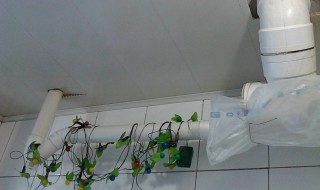 室内漏雨打湿怎么处理（室内漏雨图片）