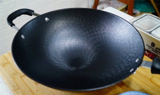 刚刚买的新锅怎么处理（刚买回来的新锅怎样处理才耐用）