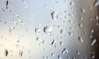 鞋上雨水痕迹怎么处理 鞋子上雨水弄的小黑点怎么去掉