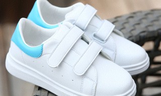 白鞋雨天粘泥水怎么处理（白鞋在雨天弄脏了怎么清除）