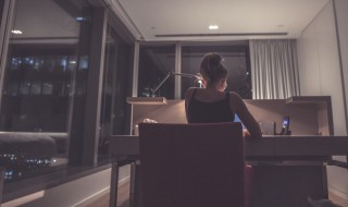 熬夜的幽默说说（熬夜的幽默说说图片）