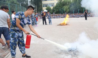 如何使用灭火器（如何使用灭火器及注意事项）