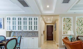 进门对面墙上挂什么好（东户进门对面墙上挂什么好）