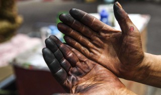 剥核桃皮手黑了怎么办（剥核桃皮手黑了怎么办 视频）