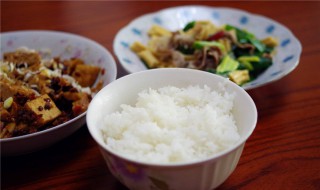 电饭煲怎么蒸米饭（电饭煲怎么蒸米饭放多少水）