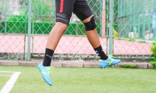 护膝的正确戴法 足球护膝的正确戴法