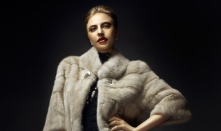 自己如何清洗皮草（自己如何清洗皮草衣服）