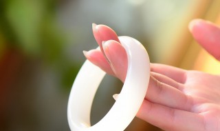 玉镯有锈怎么处理（玉镯有锈怎么处理最好）