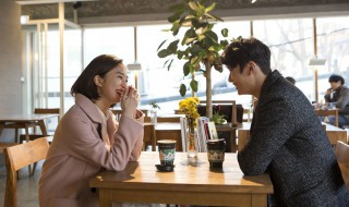 和女孩有哪些好用的聊天技巧（和女孩聊什么话题比较好）