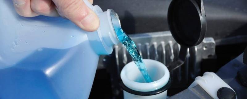 玻璃水冻住了加盐能解冻吗（玻璃水冻住了加盐能解冻吗）