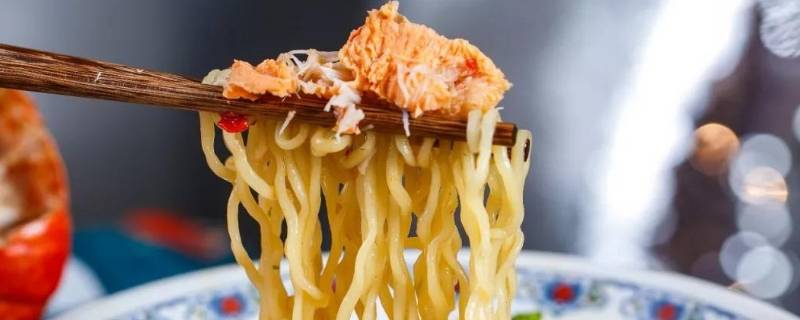 泡面和干吃哪个热量更高 泡面和干吃哪个热量更高些