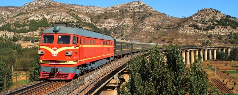 火车时速一般是多少（火车时速一般是多少公里）