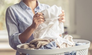 衣服长斑点怎么去除（衣服长斑点怎么去除小妙招）