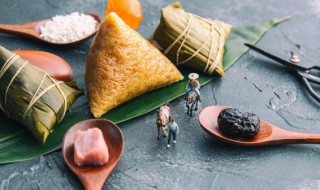 粽子放微波炉加热要剥粽叶吗（粽子放微波炉加热要剥粽叶吗）